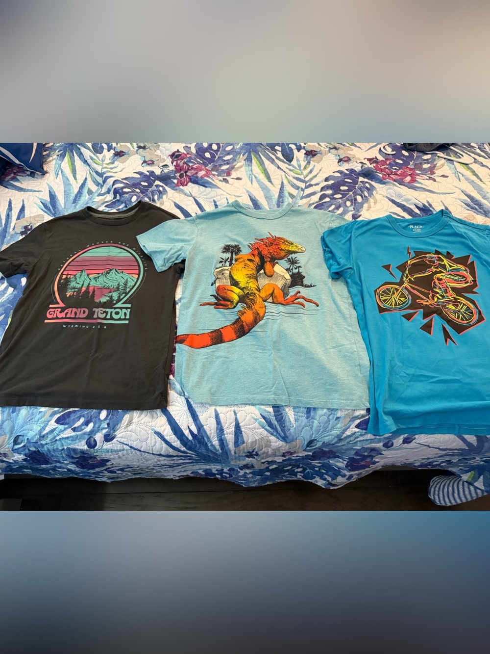 Size L 10-12 Childrens Place/Old Navy Kids graphic tee lot of 3
